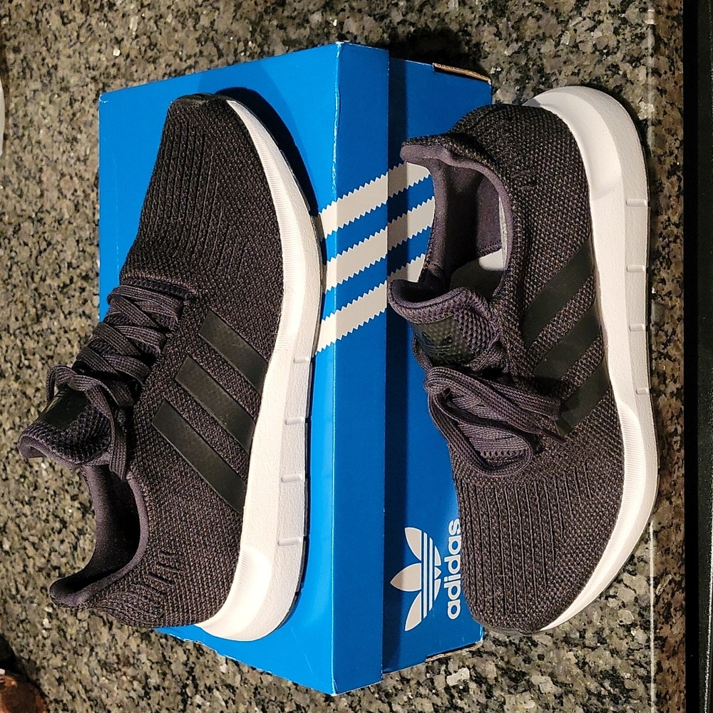 NWB Adidas swift run Women size 8.5 carbon/black/grey